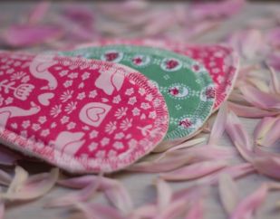KAKO O PRALNIH VLOŽKIH IN MENSTRUALNIH SKODELICAH GOVORIM S STARŠI?